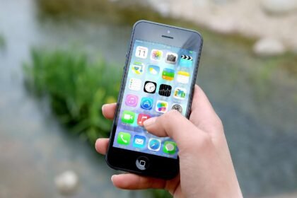 Why Polarized Sunglasses Make Phone Screens Look Dark
