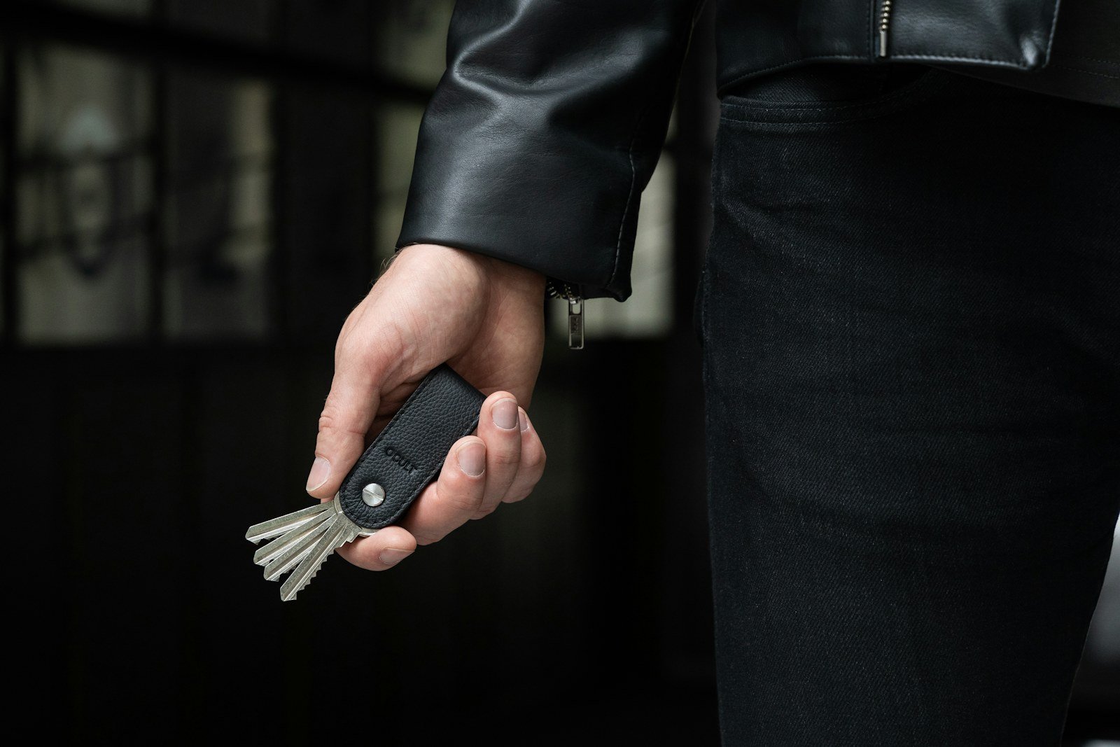 howmanykeysfitorganizer edc deals a compact key organizer held in a hand