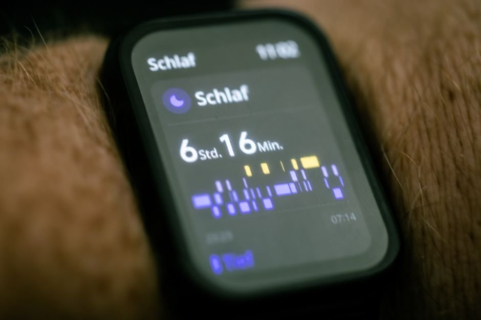 pexels27609746 edc deals smartwatch sleep tracking display showing overnight stage data