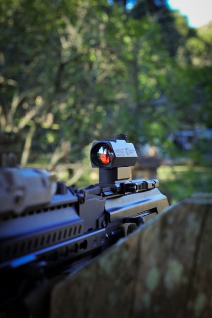 tactical ar rifle with a red dot sight mounted illustrating absolute co witness height