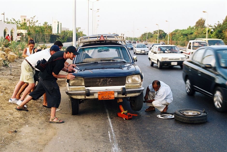 pexels38581983 edc deals roadside assistance helping with a car breakdown on a busy roadside