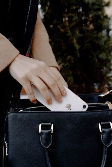 pexels3973974 edc deals person placing an item into a handbag illustrating off body carry