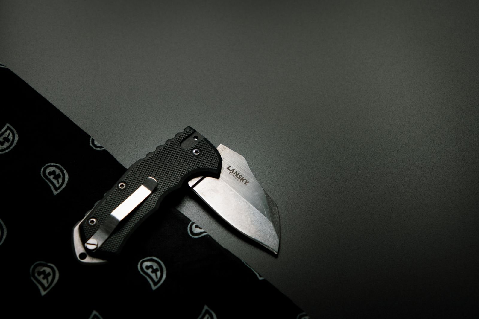 how much should a pocketknife weigh in a pocket