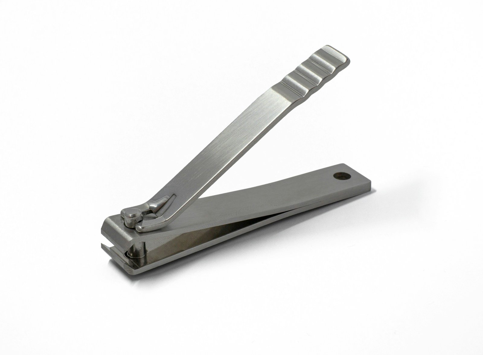 pocketgroomingtoolseverydaycarry1 edc deals compact nail clipper one of the pocket grooming tools worth carrying every day