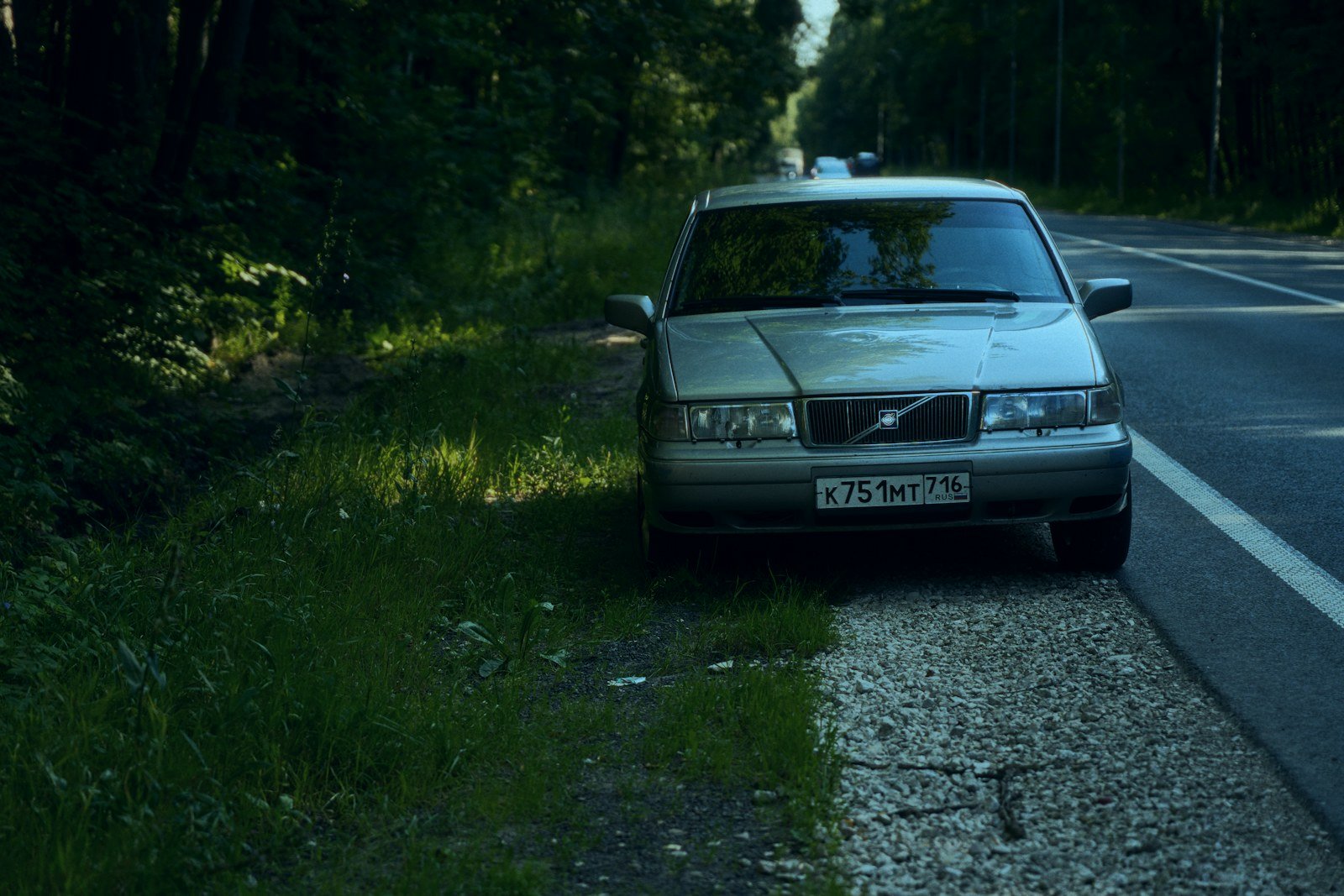 car pulled over on the road shoulder after a breakdown